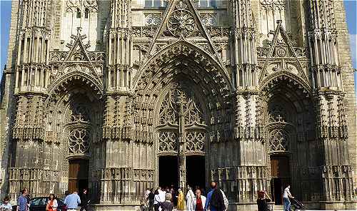 Porches de la faade de la Cathdrale Saint Gatien