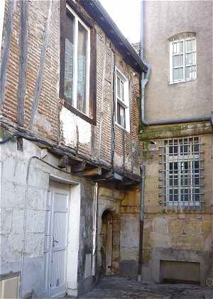 Passage du Coeur Navr entre la place Foire le Roi et la rue Colbert