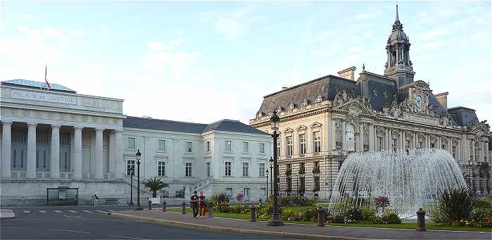 Place Jean Jaurs avec l'Hotel de Ville et le Palais de Justice