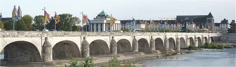 L'entre de Tours en venant du Nord:  gauche la Cathdrale Saint Gatien, puis la Bibliothque municipale, le pont Wilson sur la Loire et l'glise Saint Julien