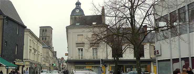 La rue des Halles, les Tours de l'ancienne Basilique et la Halle moderne