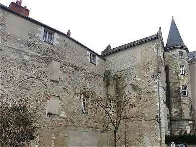 Vestiges de l'glise Sainte Croix square Eugne Flandin: Transept et Nef