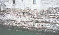 Enceinte dans la base du Logis des Gouverneurs