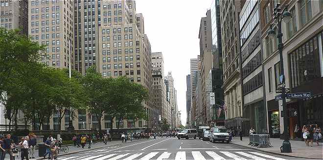 New-York: vue sur la 5me Avenue (Fifth Avenue) prs de la New-York Public Library