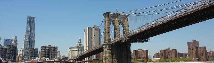 New-York: Brooklyn Bridge au dpart de Manhattan, au centre le Manhattan Municipal Building