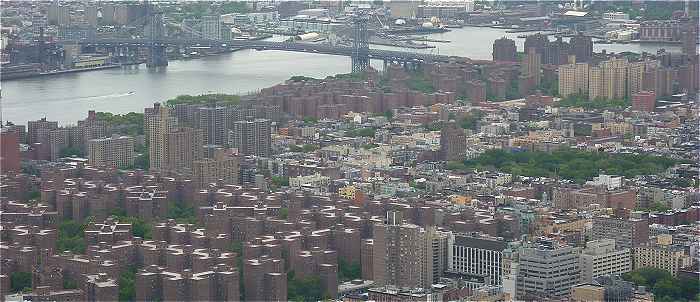 New-York: East Village, au fond le Williamsburg Bridge