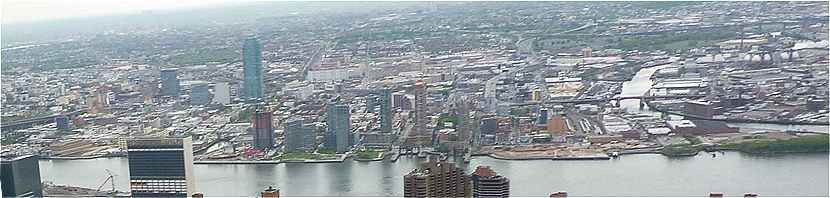 New-York: vue d'ensemble du Queens le long de l'East River,  droite Newton Creek