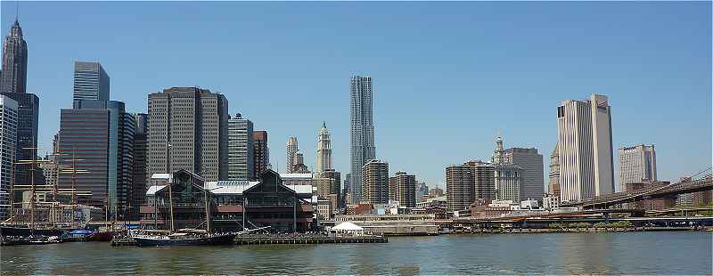 New-York: Sud-Est de Manhattan,  droite dpart du Brooklyn Bridge