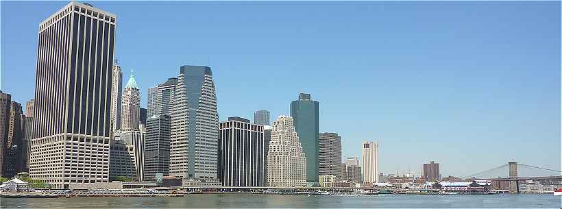 New-York:  Financial District ct Sud-Est de Manhattan,  droite le Brooklyn Bridge