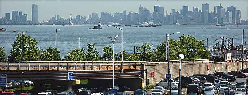 Vue sur Jersey City et la Statue de la Libert ( gauche) et New-York  partir de Staten Island