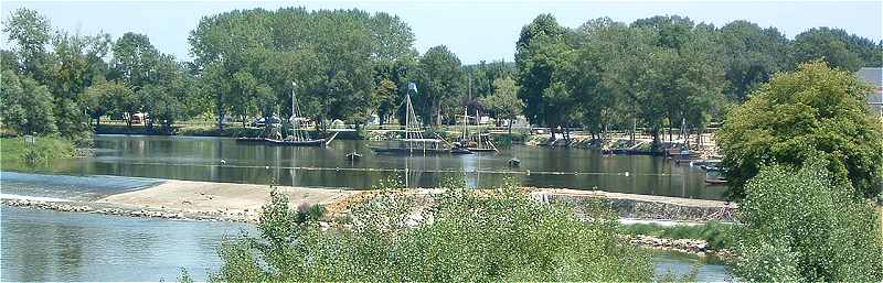 Panorama sur les gabarres et barques sur le Cher  Savonnires