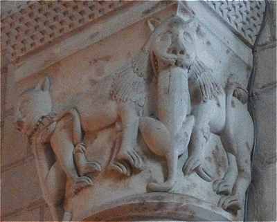 Chapiteau de la nef de l'glise de Saint Aignan: Lions avalant d'autres lions