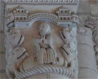 Chapiteau de la nef de l'église de Saint Aignan: Daniel priant entre des lions qui le menacent