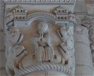 Chapiteau de la nef de l'glise de Saint Aignan: Daniel priant entre des lions qui le menacent