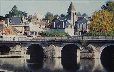 Vierzon: glise Notre-Dame et le Cher