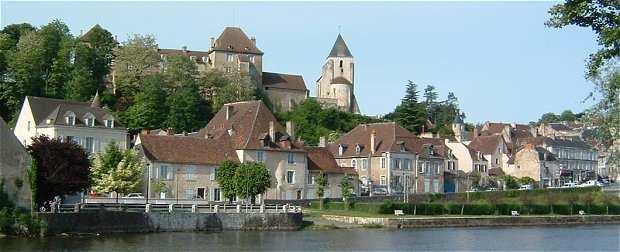 Le Blanc: la Ville haute avec le chteau Naillac et l'glise Saint Cyran, en bas la Creuse