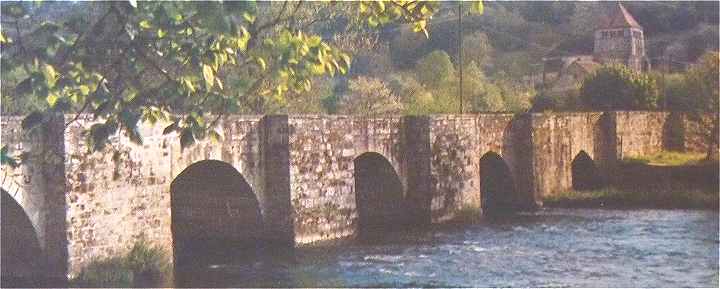 Moutier d'Ahun: Pont m�di�val sur la Creuse et �glise Romane