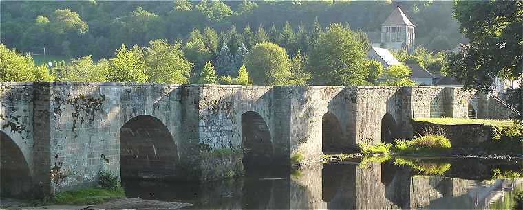 Moutier d'Ahun: Pont mdival sur la Creuse et glise Romane