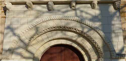 Voussures et sculptures du portail de l'glise Saint Hilaire d'Arpheuilles