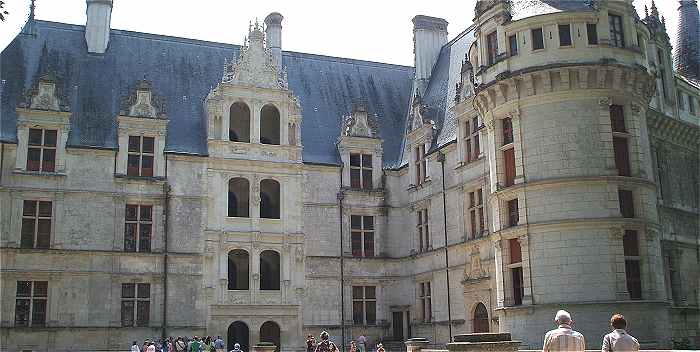 Les faades sur cour et le grand escalier du chateau d'Azay le Rideau