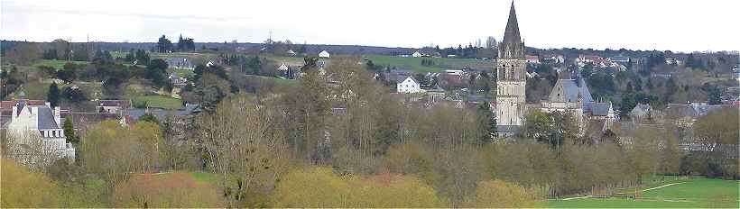 Panorama sur Beaulieu les Loches avec le clocher de l'abbaye