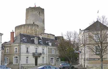 Emplacement de l'ancienne Porte Sud dans l'enceinte du chteau de Chtillon sur Indre