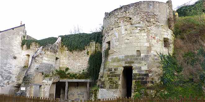 Porte Nord de l'enceinte du chteau de Chtillon sur Indre