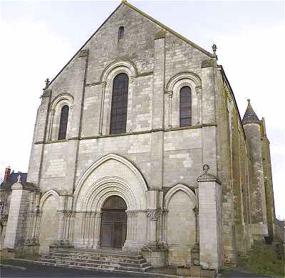 Faade de l'glise Notre-Dame  Chtillon sur Indre