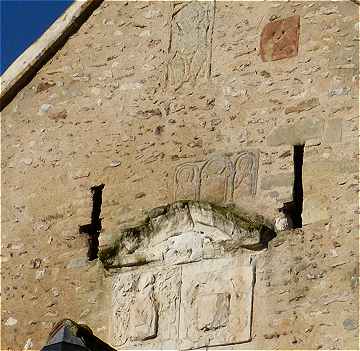 Sculptures en haut du chevet de l'glise Saint Mdard