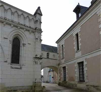 arcade surmontant la rue et bâtiment du Doyenné