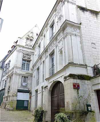 La Chancellerie,  l'arrire-plan la Maison du Centaure  Loches