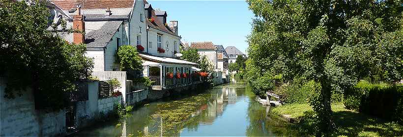 La ligne des anciens remparts de Loches ct Est le long de l'Indre