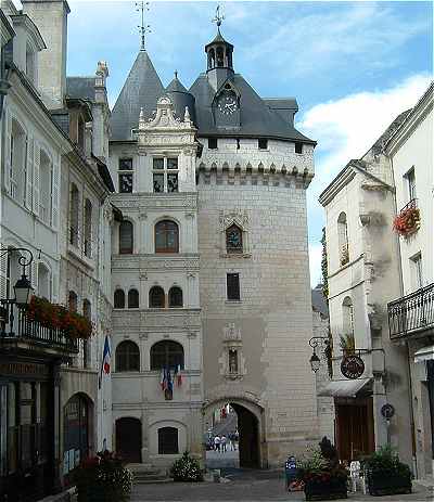 La Porte Picois vue de l'intrieur de l'enceinte, sur la gauche, l'Htel de Ville