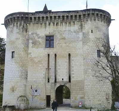 La Porte Royale de Loches vue de l'extrieur de la Cit