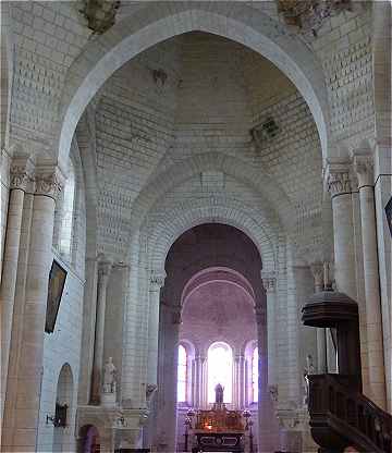 Nef de l'glise Saint Ours, au fond le transept et le choeur