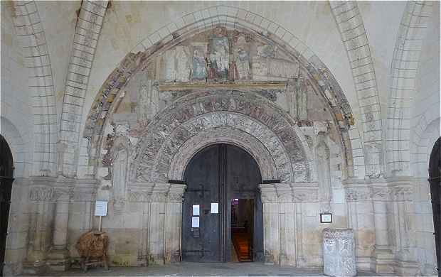 Narthex et Portail pour accder  la nef de l'glise Saint Ours, au-dessus le Tympan