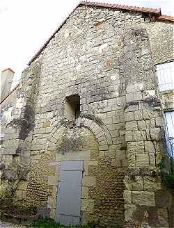 Faade occidentale de l'glise Saint Laurent  Palluau sur Indre (elle dessert une habitation)