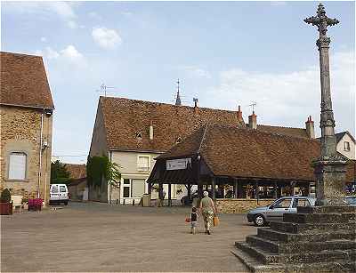 La place du March et les Halles de Sainte Svre