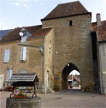 Porte mdivale sur la place du March de Sainte Svre