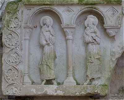 Bas-relief de Saint Genou  l'intrieur de l'glise de Saint Genou