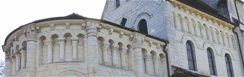 La colonnade extrieure du chevet et du choeur de l'glise de la Sainte Vierge  Saint Genou