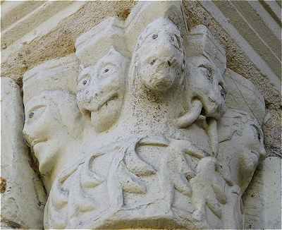 Sculpture au Nord du chevet de l'glise de Saint Genou