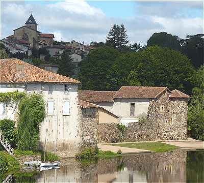 Availles: L'glise Saint Martin et les fortifications mdivales