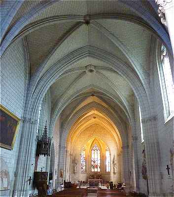 Intrieur de la Nef de l'glise Saint Etienne, au fond le choeur