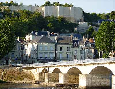 Chinon, le pont sur la Vienne et le chteau-fort