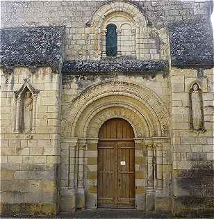 Faade de l'glise de Crouzilles