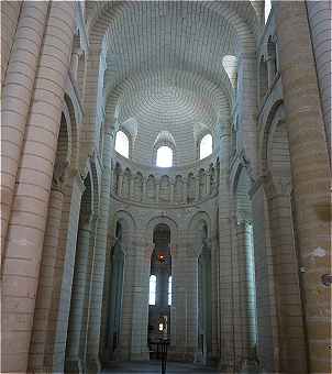 Intérieur de l'église de Faye la Vineuse