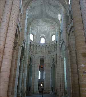 Intrieur de l'glise de Faye la Vineuse