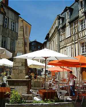 Limoges: maisons anciennes et fontaine des Barres