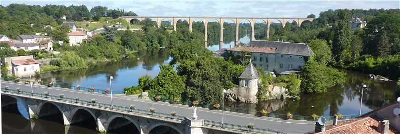 Vue de la Vienne  L'Isle Jourdain, au premier plan l'le et  l'arrire-plan le viaduc du Chemin de fer